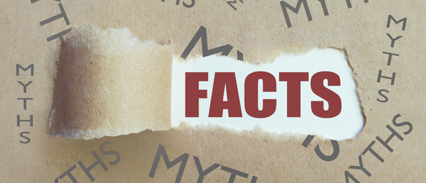Розірваний папір із написами «MYTHS», під яким видно червоне слово «FACTS» — факти та міфи про колаген